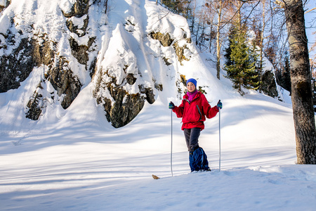 冬季景观与山滑雪轨道和旅游背滑雪运动员