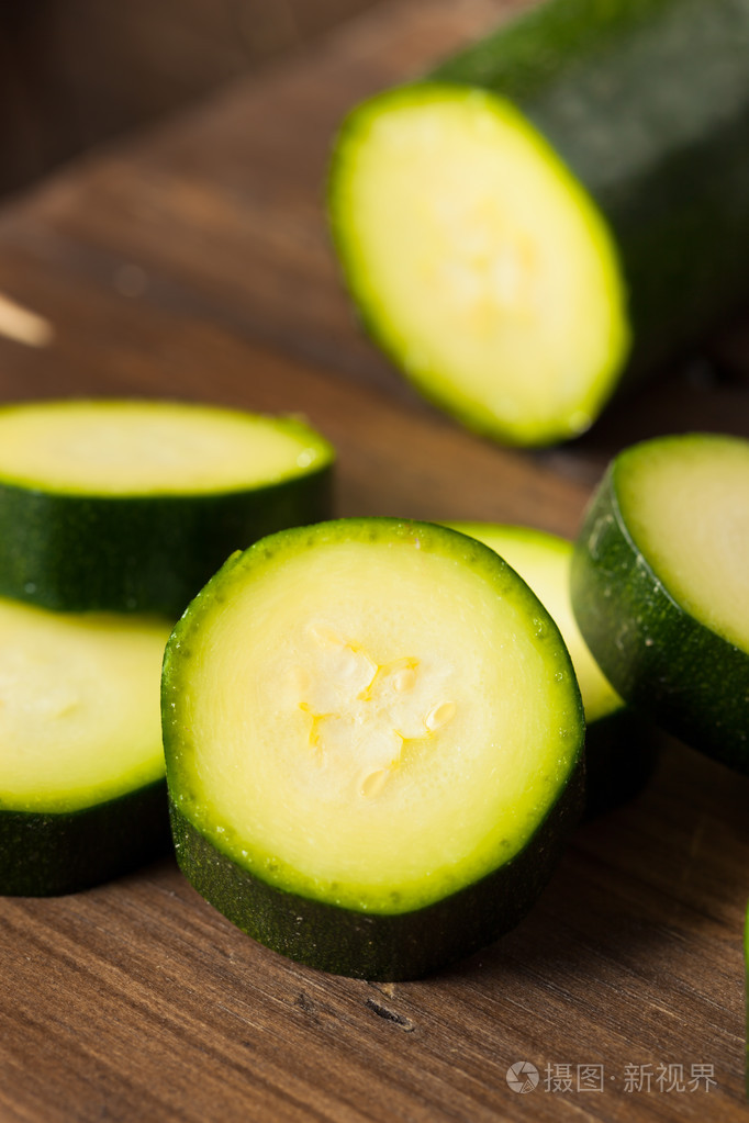 原始的绿色有机西葫芦南瓜