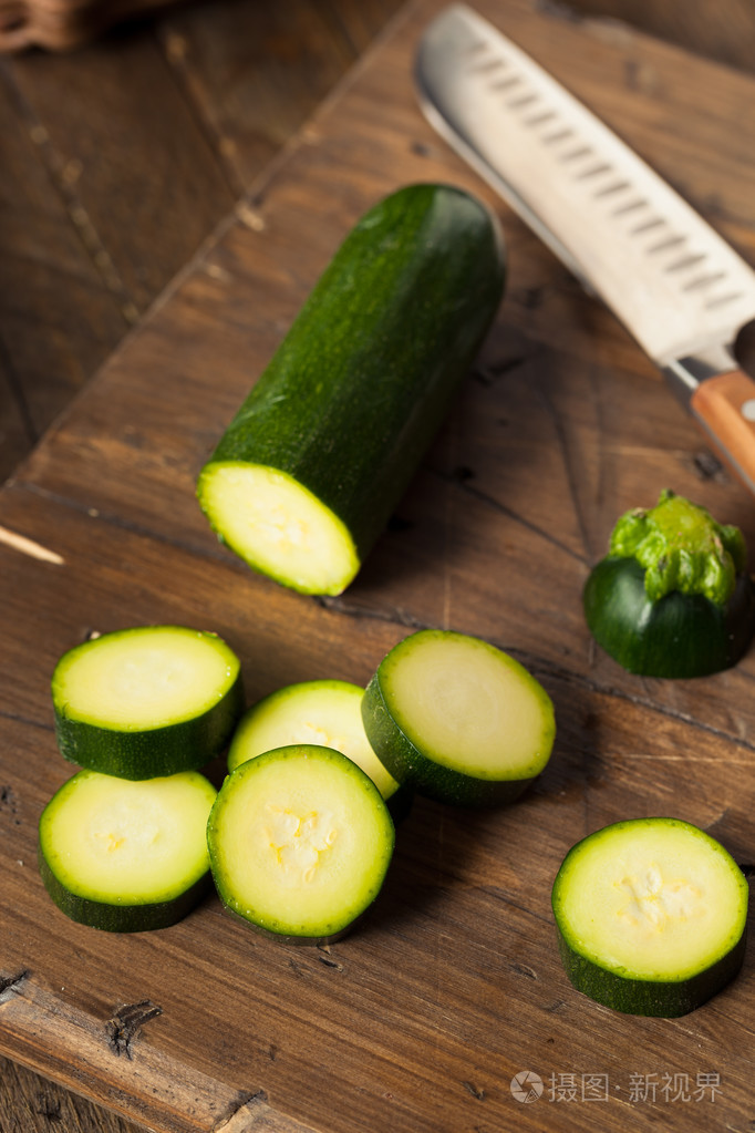 原始的绿色有机西葫芦南瓜