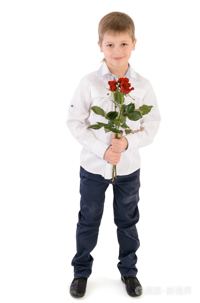 小男孩与孤立的白色背景上的玫瑰