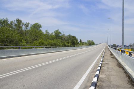 农村公路公路为速度驱动器旅途，空自由桥路线运动旅行的