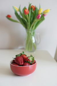 草莓在红色杯子在桌子上