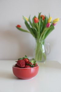 草莓在红色杯子在桌子上