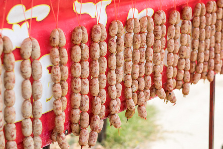 牛肉和猪肉香肠都挂出售