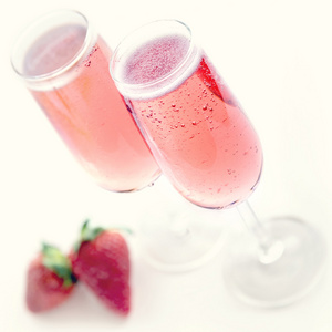 草莓的粉色香槟