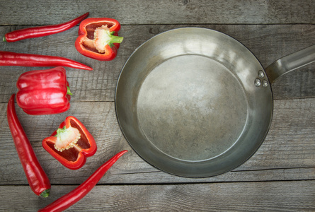 红辣椒 辣椒粉和上老式木制的平底锅。顶视图与副本空间