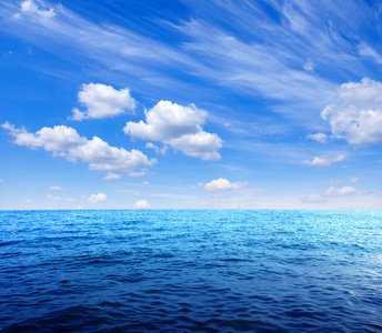 蓝色的大海水表面图片
