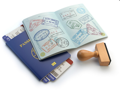 打开的护照与签证印章和登记通机票