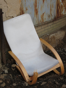 木头扶手椅在街上被扔掉