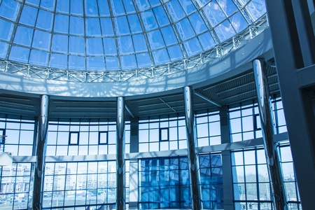原设计的玻璃和金属的摩天大楼，蓝色天空穹顶形式