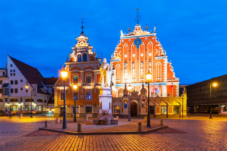 晚上里加，拉脱维亚的旧市政厅广场的风景