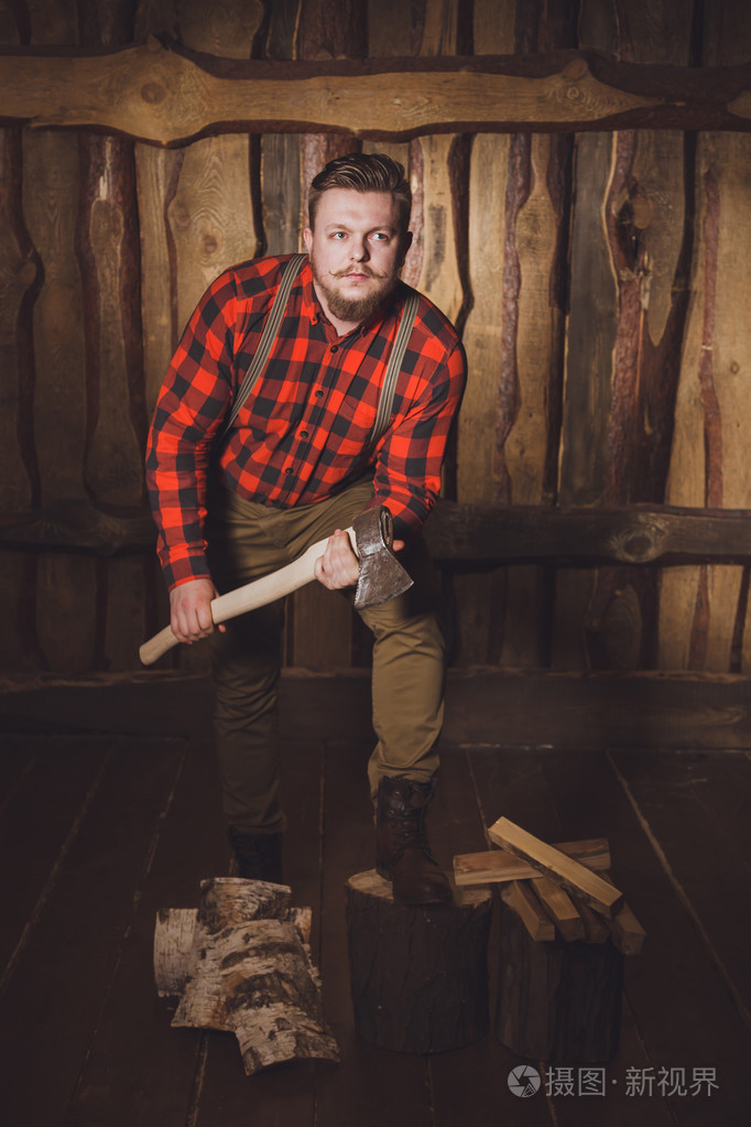 现代风格.周到的伐木工人