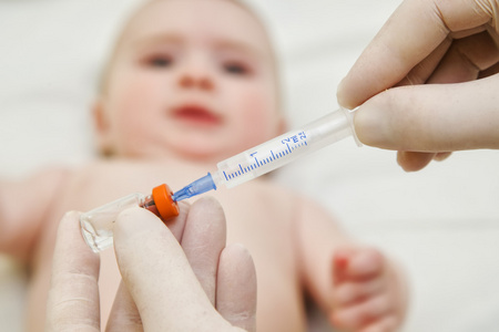 医生认为注射器给婴儿接种疫苗