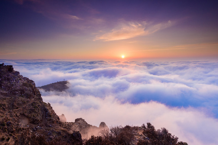在云海日出云海和日出山上的帐篷的角度打开天空的窗口视图与云海日出