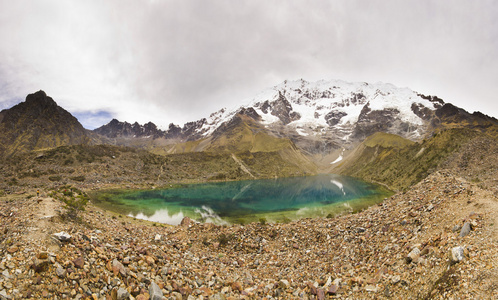 冰雪覆盖的安第斯山脉和蓝色的湖的全景