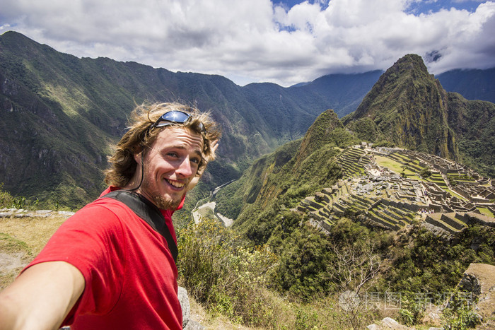 微笑的男人在秘鲁的马丘比丘附近的自画像
