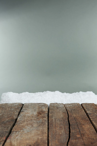 旧木板与雪