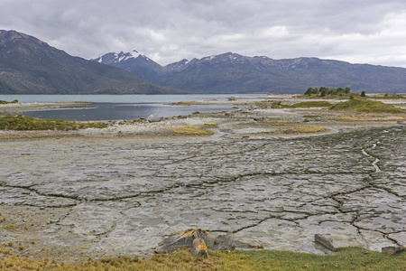 浪淘沙低潮时的冰川泥层照片