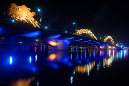 在越南岘港市龙大桥夜景