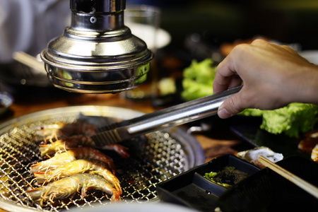 生牛肉片烧烤或日式烤肉