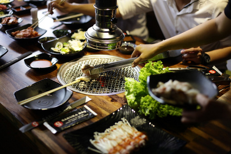 生牛肉片烧烤或日式烤肉