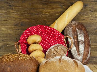 柳条篮子里的面包类产品