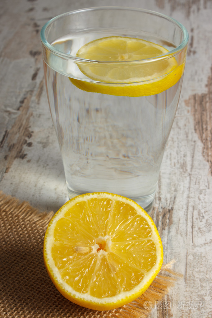 新鲜的柠檬和干净的水用柠檬, 冷柠檬水片玻璃