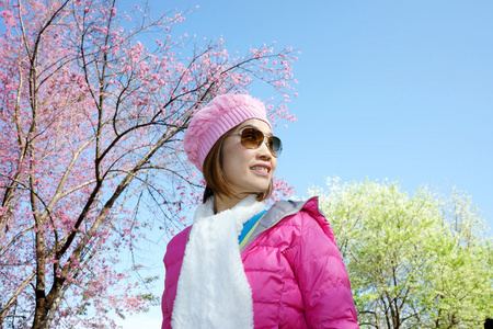 女人的衣服绿叶粉色花背景