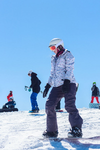 漂亮和年轻女孩去滑雪