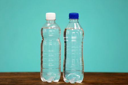 两瓶水在蓝色背景上