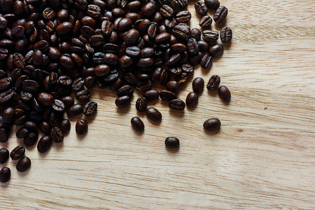 褐色的咖啡，褐色的咖啡上木制背景