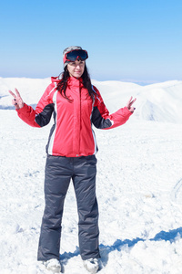 性格开朗的美丽女孩，在雪山