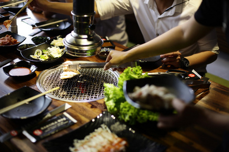 生牛肉片烧烤或日式烤肉