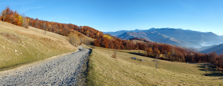 农村公路和秋季山景观