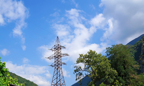 支持电源线在天空衬托山