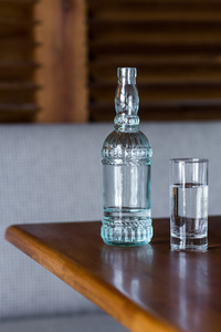 木制的桌子上新鲜的饮用水瓶