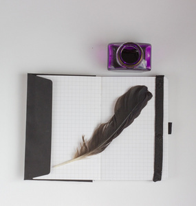 羽毛和笔记本的诗歌概念图片