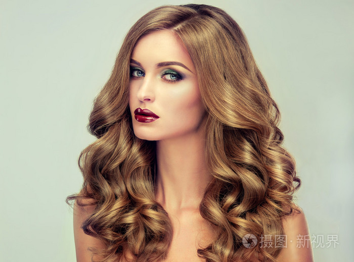 健康的长长的金色头发的女人