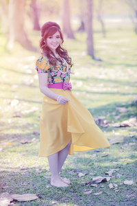 亚洲漂亮的女孩穿着黄色连衣裙