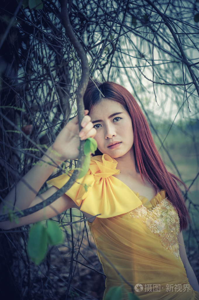 亚洲美丽的女人,穿着黄色连衣裙