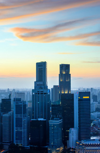 新加坡摩天大楼在日落时