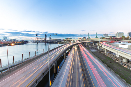 交通与城市景观和波特兰的城市天际线的道路上