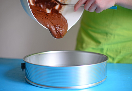 浇注新鲜巧克力奶油蛋糕金属模具中