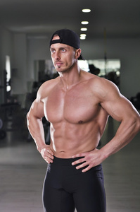 帅强大健壮的男人在健身房里摆姿势。强与完美的 abs 肩膀 手臂和胸部健美