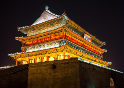 在夜间照明著名古钟塔。中国西安