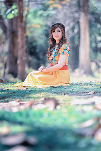 亚洲漂亮的女孩穿着黄色连衣裙