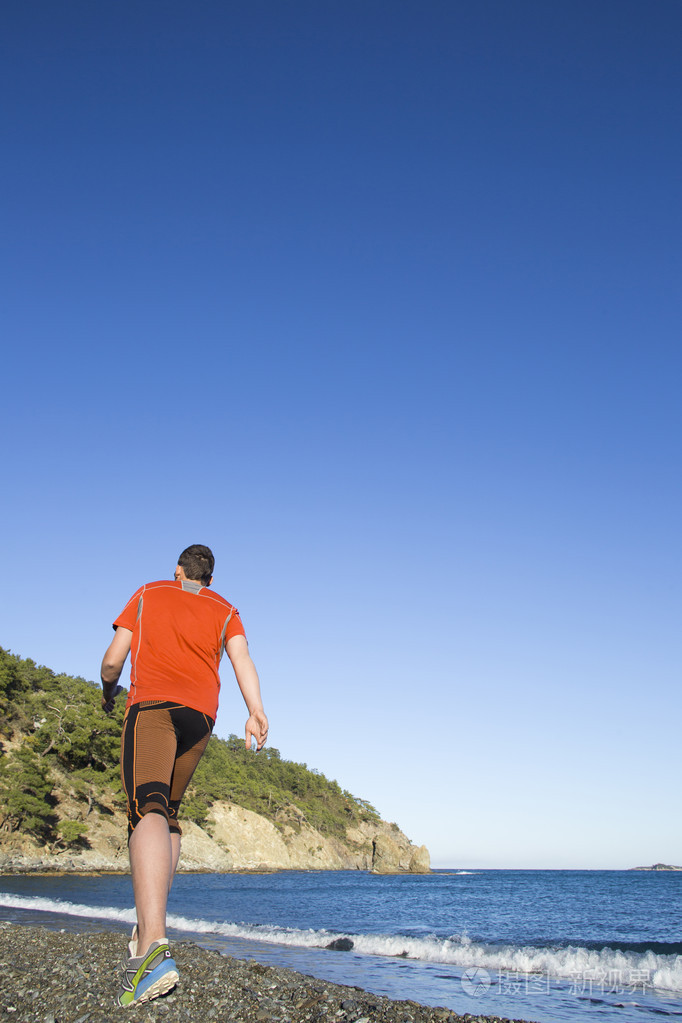 小道跑步运动员男子健身和马拉松生活健康的生活方式以外在大岛的美丽