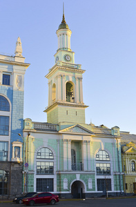 老蓝钟楼在基辅中心和投标蓝蓝的天空，乌克兰
