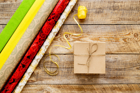 彩色的礼品盒木制背景与功能区和稻草
