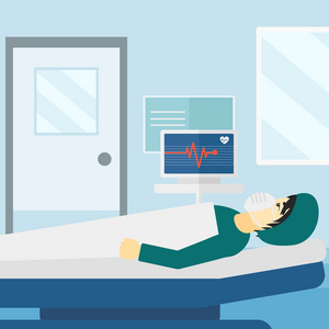 病人躺在病床上，有心脏监护仪。
